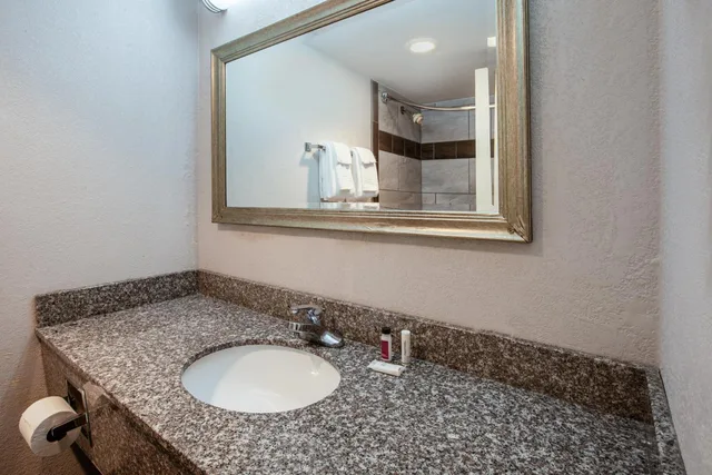 غرفة بسريرين كوين بحوض استحمام لذوي الإعاقة، Baymont by Wyndham Northwood 4/6