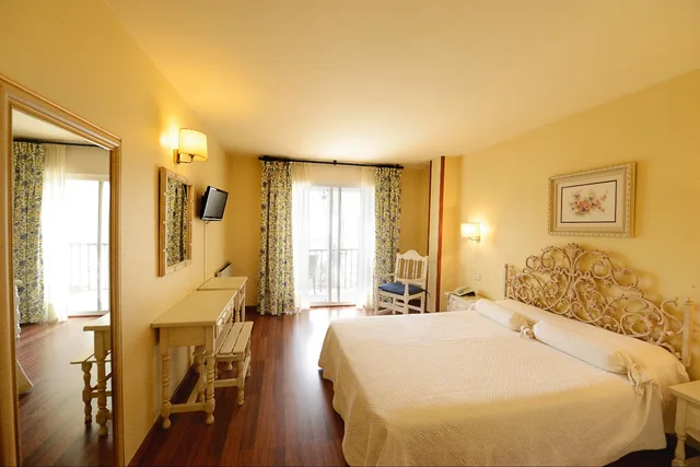 غرفة بسرير مزدوج بإطلالة على البحر بشرفة، Hotel Villa Covelo 2/8