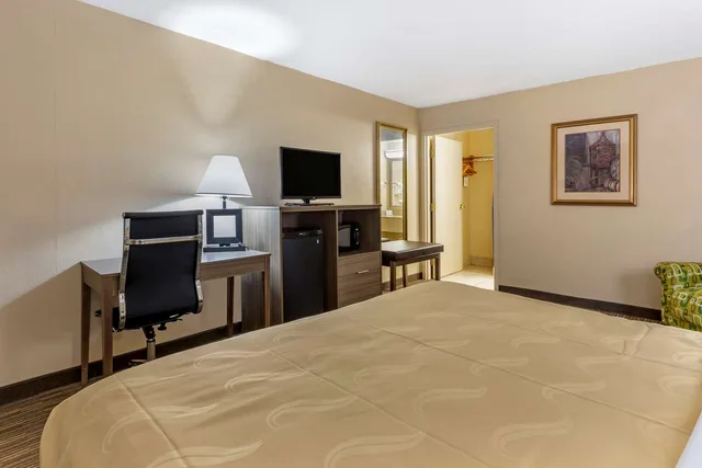 غرفة بسرير كينج لذوي الإعاقة، Quality Inn And Suites Hanes Mall 3/3