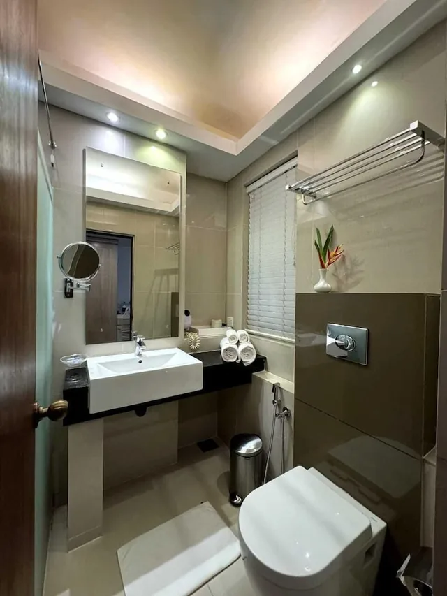 Deluxe, Twin Beds, The Palms Hotel 9/9