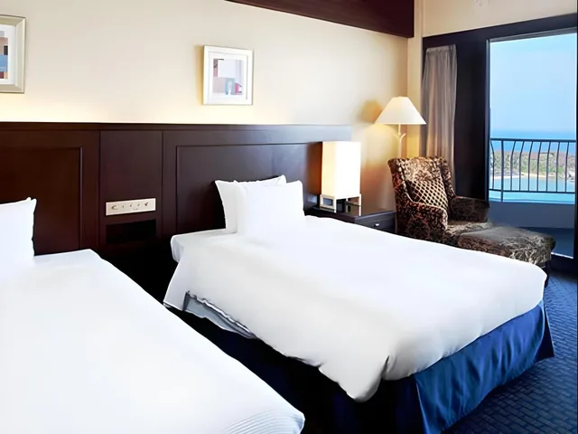 غرفة بسريرين منفصلين بإطلالة على البحر، Okinawa Kariyushi Beach Resort Ocean Spa 1/2