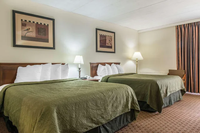 غرفة رباعية بسريرين كوين، Rodeway Inn Brookville, PA 1/3