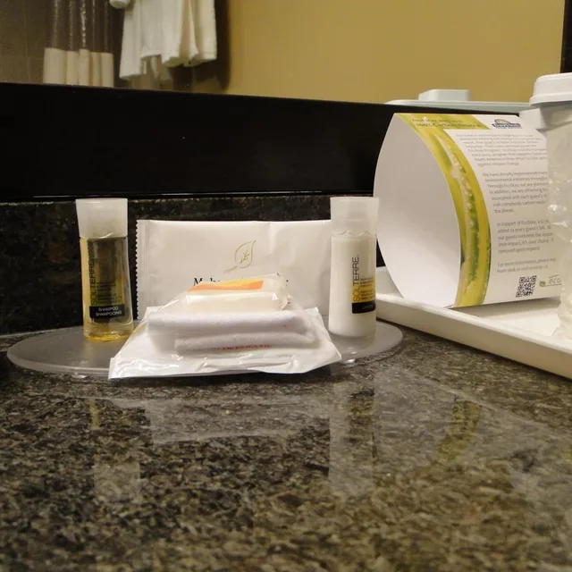 غرفة بسرير كينج وسريرين كوين بحوض استحمام، Days Inn By Wyndham Calgary Northwest 9/10