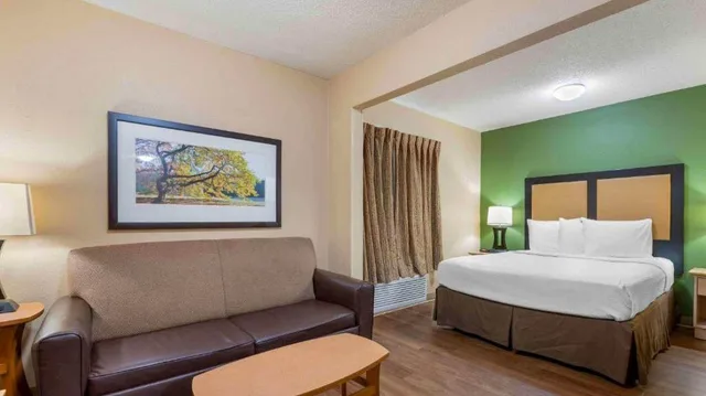 غرفة بسرير كوين مع أريكة، Studio 6 Extended stay Fairfield, OH - Cincinnati 4/10