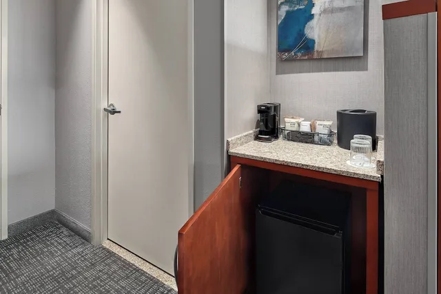 غرفة بسريرين كوين بإطلالة على النهر مع أريكة، Courtyard By Marriott Shreveport Bossier Louisiana Boardwalk 4/4