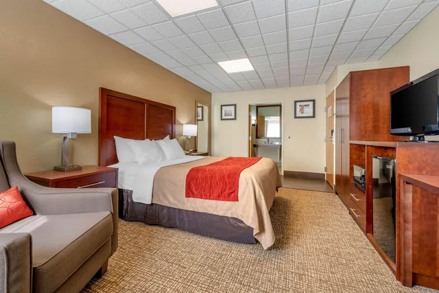 غرفة بسرير كوين، Comfort Inn Fremont, IN 2/4