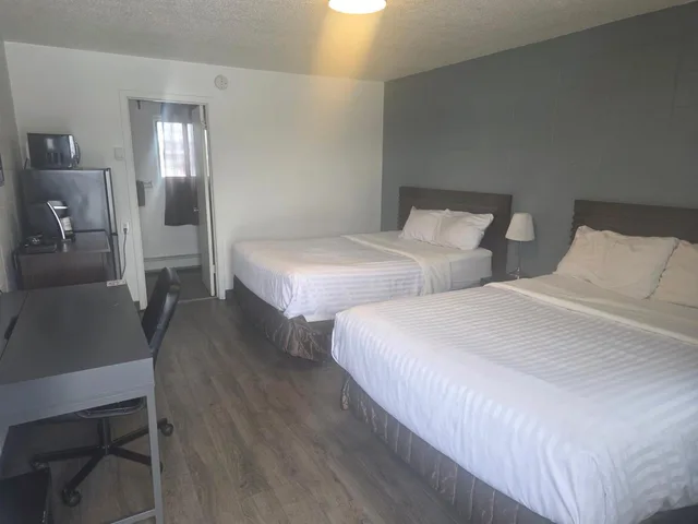 Studio, 2 Queen Beds, Howard Johnson by Wyndham Grande Prairie 1/4