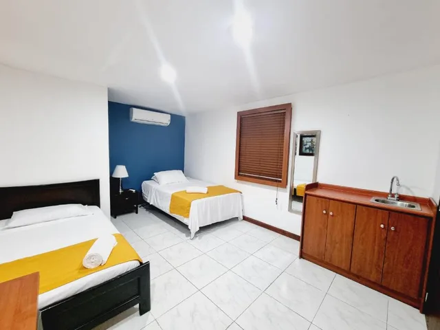 غرفة ثلاثية، Hotel Karlo 8/10