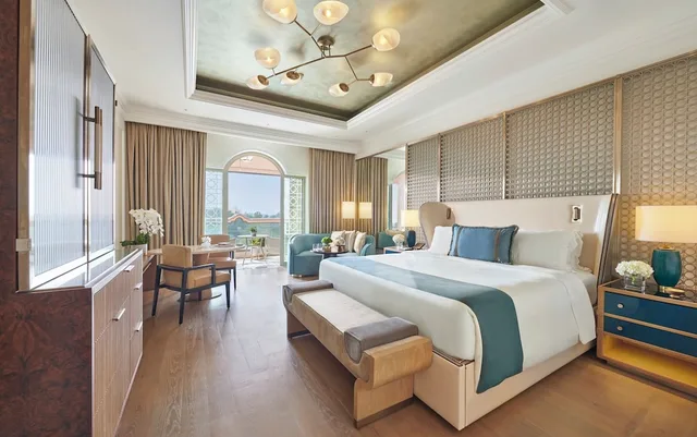 غرفة ديلوكس عائلية بسرير كينج وسريرين منفصلين بإطلالة على الحديقة، Emirates Palace Mandarin Oriental Abu Dhabi 1/6
