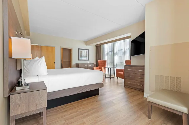 غرفة كبيرة بسرير كينج مع أريكة، Perth Parkside Inn & Spa, BW Premier Collection 4/10