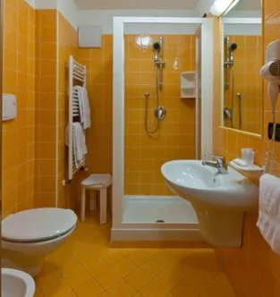 غرفة قياسية بسرير مزدوج، HOTEL CHALET PINETA 4/6