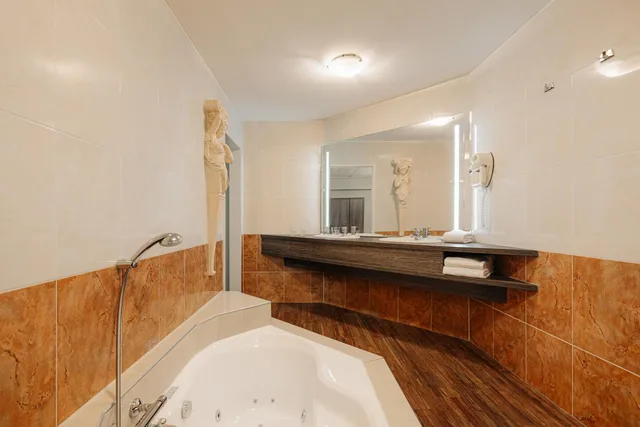 جناح بسرير كينج مع سرير إضافي، Leonardo Hotel Eindhoven City Center 3/6