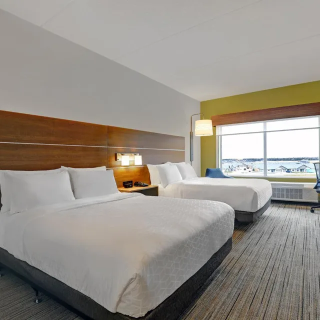 غرفة قياسية بسرير كينج وسريرين كوين لذوي الإعاقة، Holiday Inn Express And Suites Port Elgin 1/6