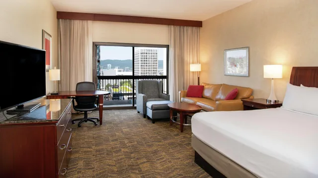 Room, King Bed, Balcony, Large, Doubletree By Hilton Hotel Portland 2/6
