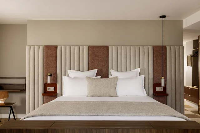 جناح سيغنتشر بسرير كينج مع أريكة، Hotel Pilgrim 3/4