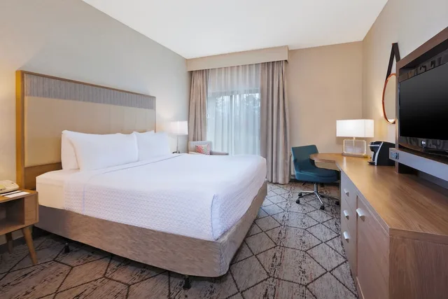 Standard, King Bed, Accessible, Crowne Plaza Columbus North-Worthington 5/7