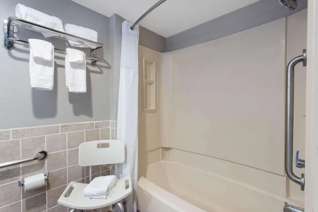 غرفة بسرير كينج لذوي الإعاقة، SureStay by Best Western Greenville 3/3