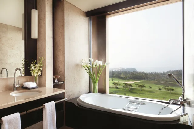 غرفة ديلوكس بسريرين مزدوجين بإطلالة على البحر بشرفة، The Ritz Carlton Okinawa 8/10