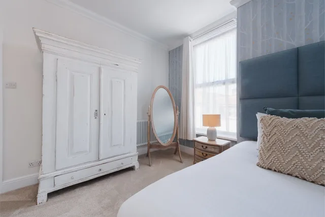 Superior, Suite, King Bed, Bath and Shower, Somerset House Boutique Hotel 3/4