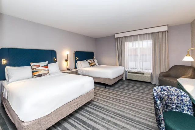 غرفة قياسية بسريرين كوين بحوض استحمام لذوي الإعاقة، HOLIDAY INN HOTEL SUITES CINCINNATI DOWNTOWN 1/2