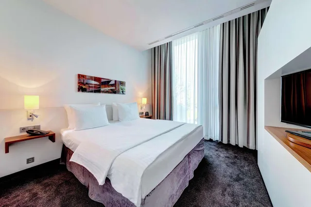 Junior Suite, King Bed, Sofa, Sauna، Hilton Garden Inn Stuttgart Neckarpark 2/4