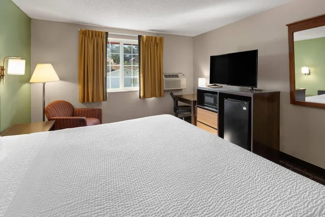 غرفة قياسية بسرير كينج، Super 8 by Wyndham Winona MN 6/10