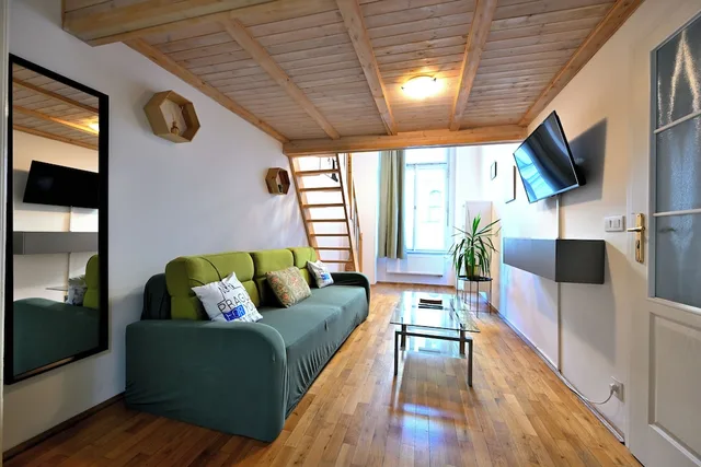 Mezzanine, 2 Bedrooms, Gallery, Apartment, Bunk Bed, 3 Beds, Private Bathroom, Sofa، Hybernska Apartments 7/10