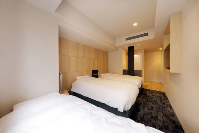 غرفة بسريرين منفصلين مع أريكة، JR Inn Sapporo N2 1/7