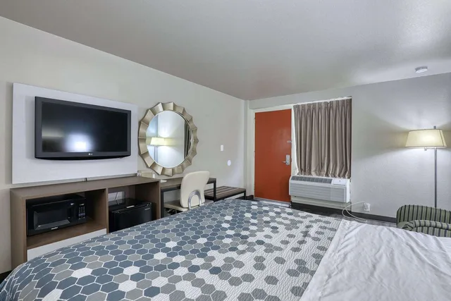 غرفة بسرير كوين، Econo Lodge Neenah 4/10