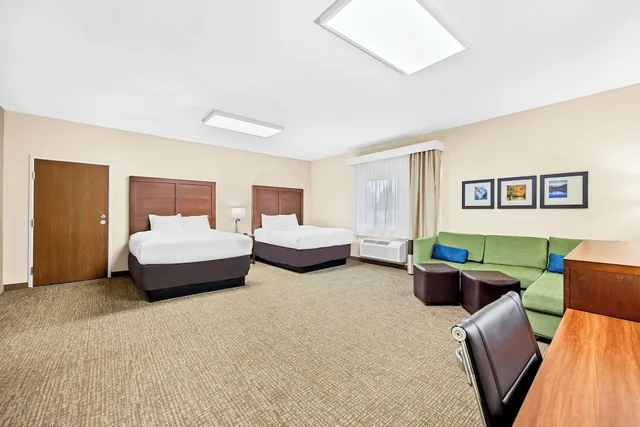 جناح بسريرين كوين مع أريكة، Comfort Inn Suites Pueblo 2/5