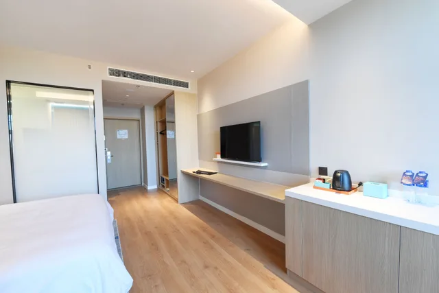 Standard, King Bed, City View, Holiday Inn Express Tianjin Binhai an IHG Hotel 3/4