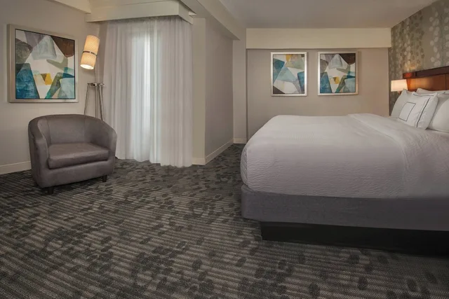 جناح بسرير كينج بغرفة نوم واحدة مع أريكة، Courtyard By Marriott Gaithersburg Washingtonian Center 2/6