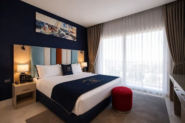 غرفة عائلية بسرير كينج وسرير بطابقين بإطلالة على المسبح، M Hotels at Porto Marina 2/4