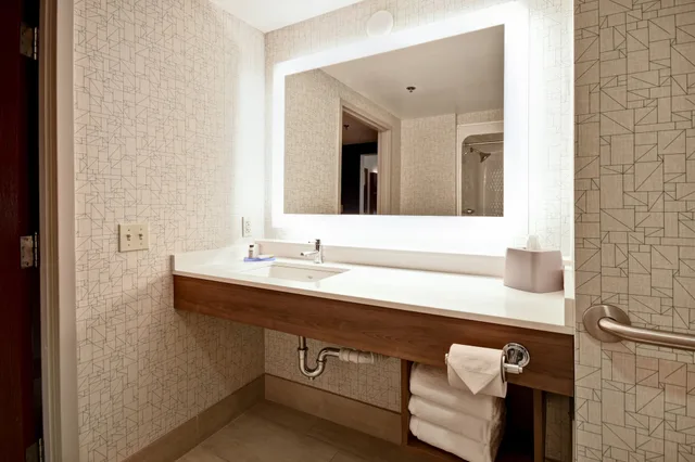 جناح بسرير كينج بغرفة نوم واحدة مع أريكة، Holiday Inn Express Newport North - Middletown 4/6