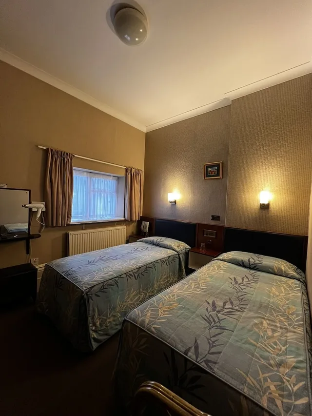 Adjoining, Family Suite, Double and Twin Beds, Shared Bathroom، Mitre House 4/10
