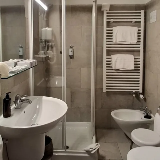 غرفة قياسية ثلاثية، Hotel Lux 6/8