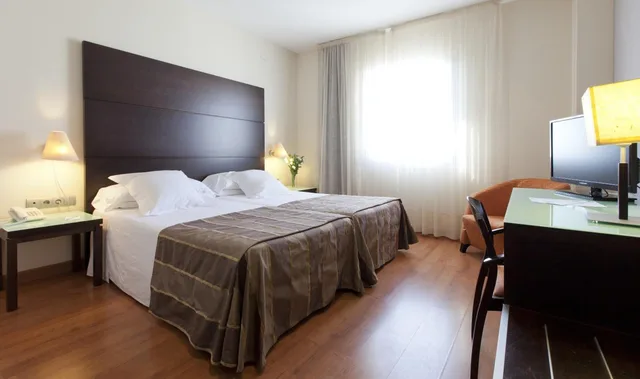غرفة بسريرين منفصلين مع سرير إضافي، Hotel Vertice Aljarafe 7/10