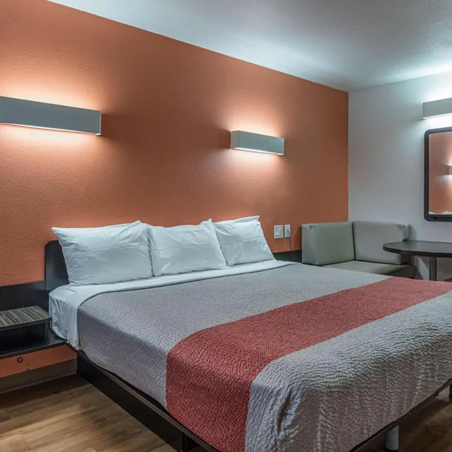 1 King Bed Smoking, Motel6 Texarkana, AR 3/8