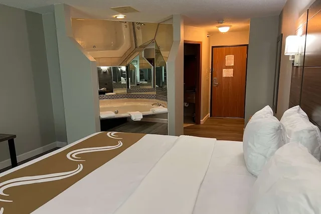 غرفة قياسية بسرير كينج بحوض جاكوزي، Quality Inn & Suites Red Wing, MN 5/6