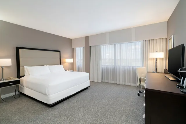 Leisure, King Bed, Holiday Inn Wilmington 6/10