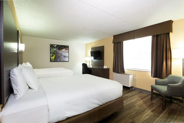 غرفة بسرير كينج وسريرين كوين، Days Inn by Wyndham Fallsview 1/7