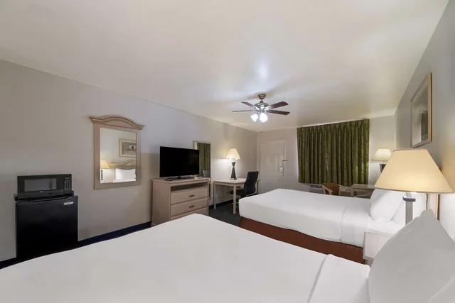 غرفة بسريرين كوين للمدخنين، SureStay Hotel by Best Western Falfurrias 1/6