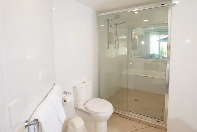 1 Bedroom, King Bed, Beach Front, Sofa، 71 Hastings Street 2/2