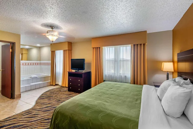 جناح بزنس، Quality Suites Addison-Dallas 1/2