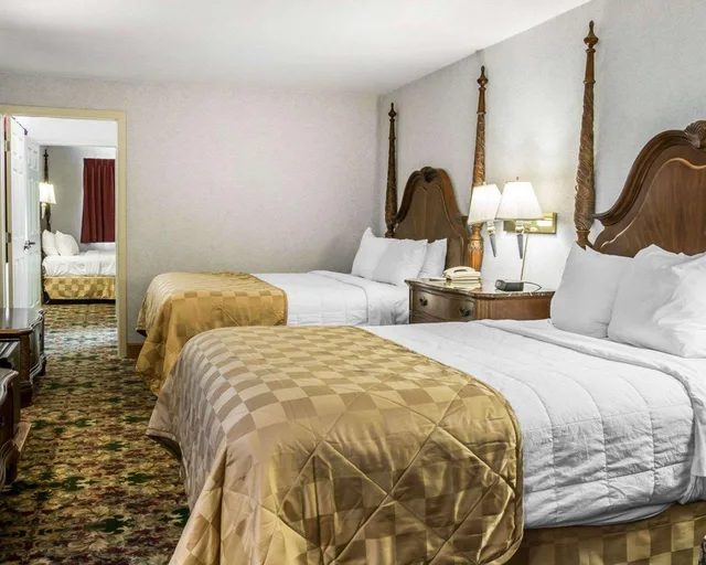 جناح، Clarion Hotel Mackinaw City Beachfront 1/2