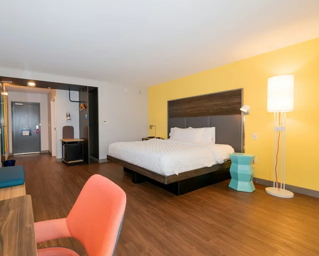 غرفة بسرير كينج لذوي الإعاقة، Tru by Hilton Florida City 2/3