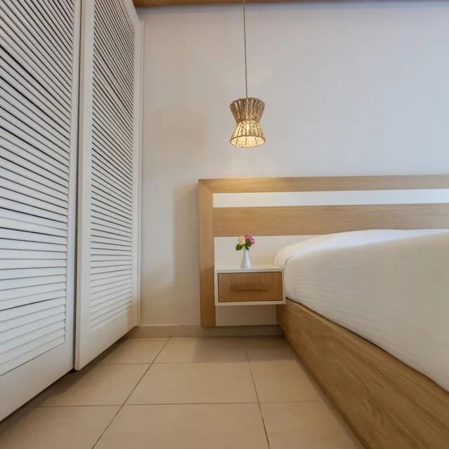 غرفة بسرير مزدوج بإطلالة على المسبح في المبنى الرئيسي، Aeolos Resort Mykonos 7/10