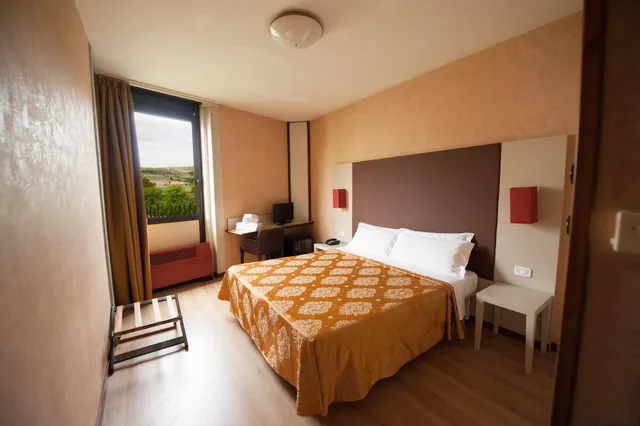 Standard, Double Bed, Kona Hotel Verona 1/2