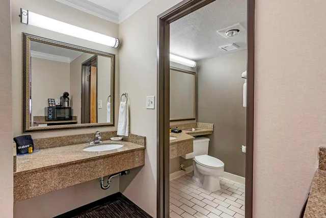 غرفة كبيرة بسريرين كوين مع أريكة، Best Western Plus Landmark Inn 4/4