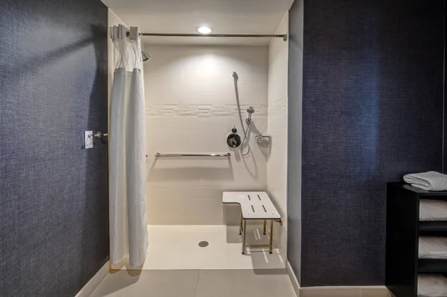 جناح بسرير كينج بغرفة نوم واحدة مع أريكة، Residence Inn Tulsa Midtown 6/6